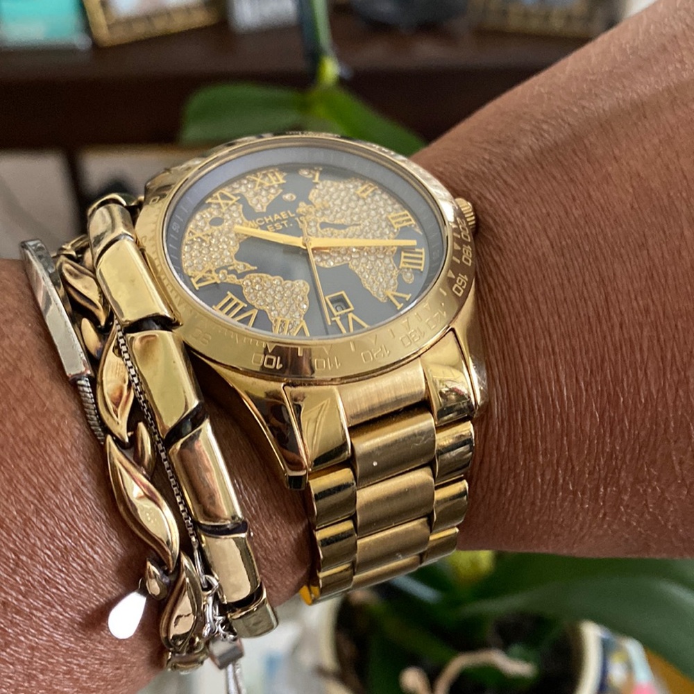 The Michael Kors MK 6243 Layton. End world 🌎 hunger watch in golden tones!